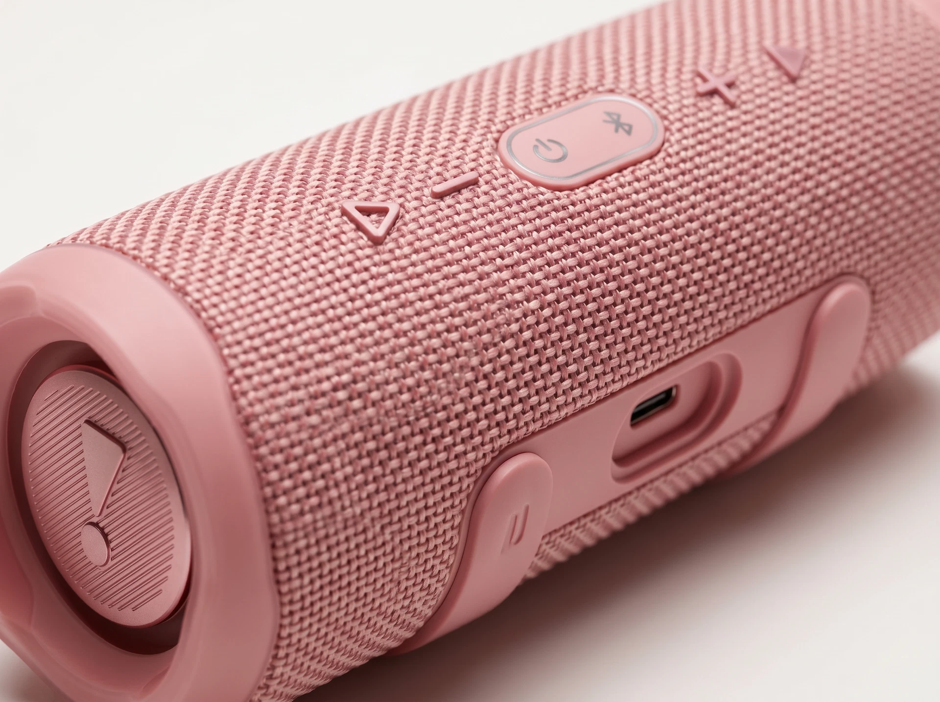 JBL Flip 6 розовый в интерьере — горизонтальная ориентация на поверхности