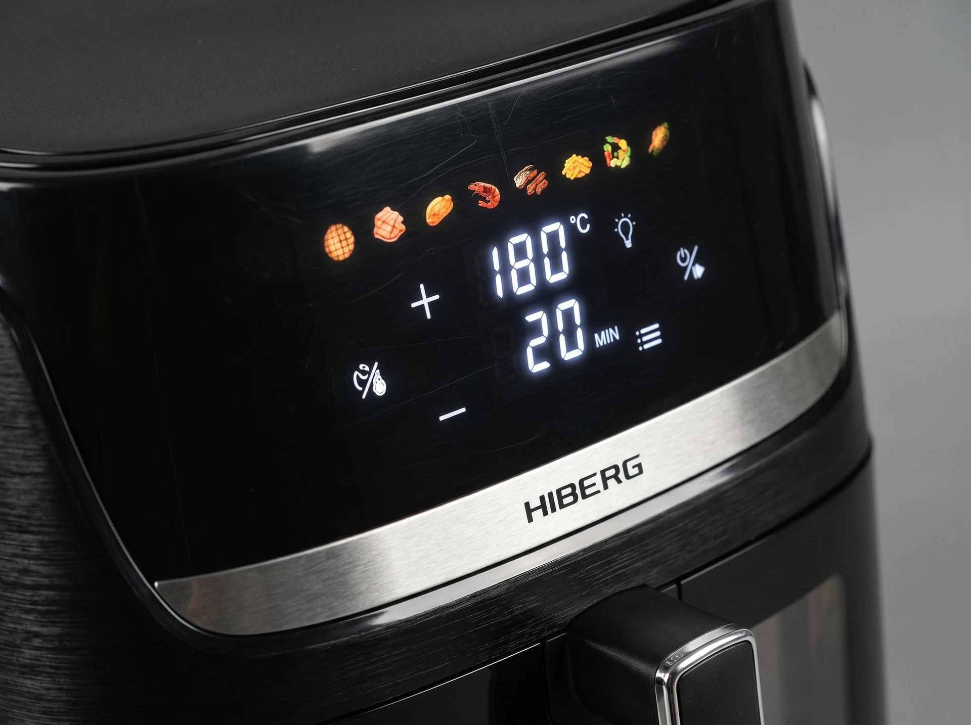 Hiberg MGF 800 B черный — вид сбоку, конструкция корпуса, прорезиненные ножки на кухонной поверхности